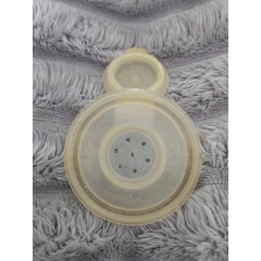 Tupperware (1)‎ Salt And Pepper Or Spice Shaker with lid Millionaire Line